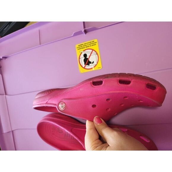 Fushia Crocs sz 8M - Picture 2 of 3